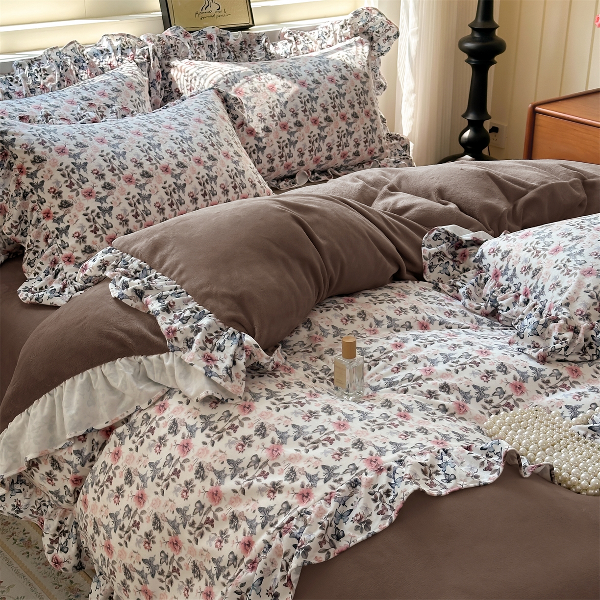 91家纺网 家纺一手货源 找家纺 兰紫橙家纺 2025新款印花蝴蝶花边款牛奶绒四件套 花边款-摩卡棕