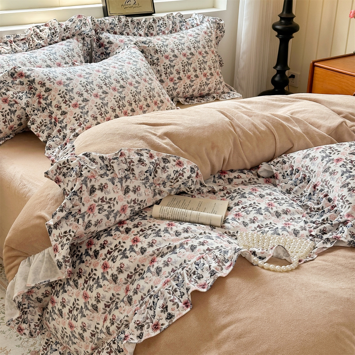 91家纺网 家纺一手货源 找家纺 兰紫橙家纺 2025新款印花蝴蝶花边款牛奶绒四件套 花边款-奶油驼