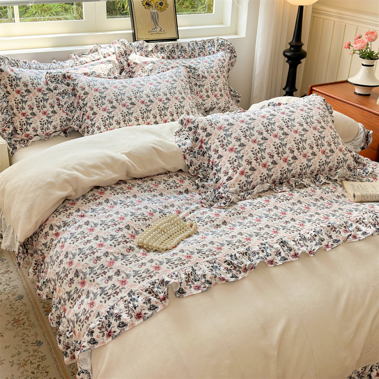 91家纺网 家纺一手货源 找家纺 兰紫橙家纺 2025新款印花蝴蝶花边款牛奶绒四件套 花边款-奶昔白