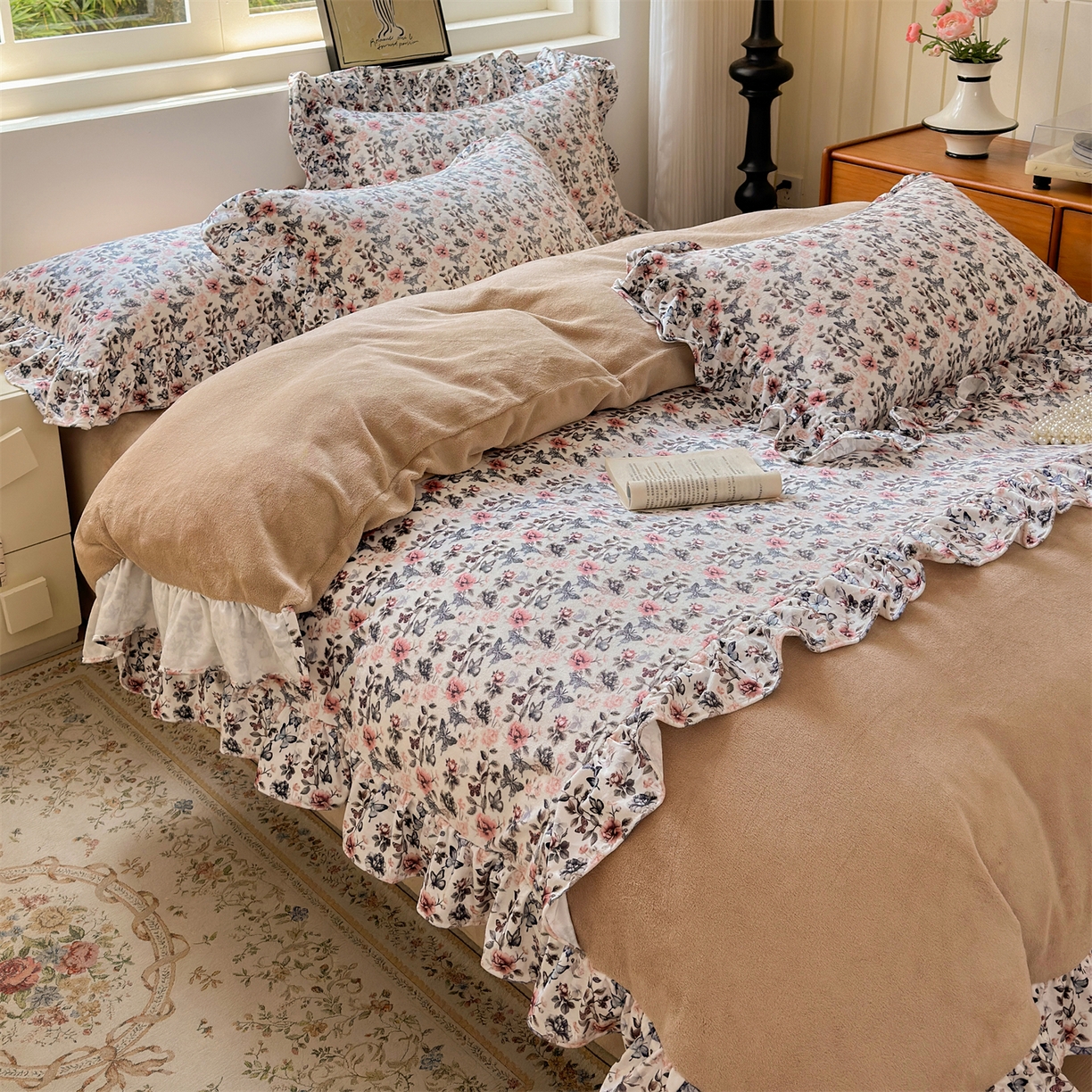 91家纺网 家纺一手货源 找家纺 兰紫橙家纺 2025新款印花蝴蝶花边款牛奶绒四件套 花边款-奶油驼