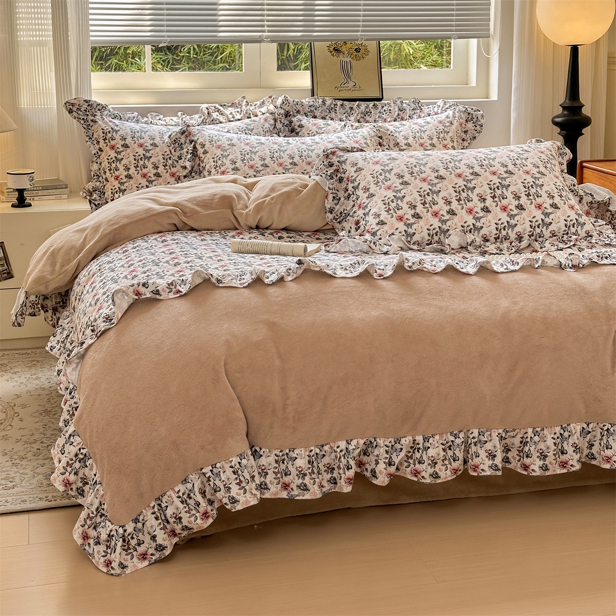 91家纺网 家纺一手货源 找家纺 兰紫橙家纺 2025新款印花蝴蝶花边款牛奶绒四件套 花边款-奶油驼