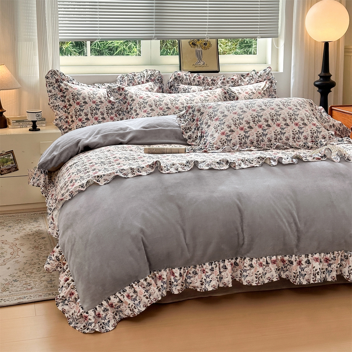 91家纺网 家纺一手货源 找家纺 兰紫橙家纺 2025新款印花蝴蝶花边款牛奶绒四件套 花边款-绅士灰