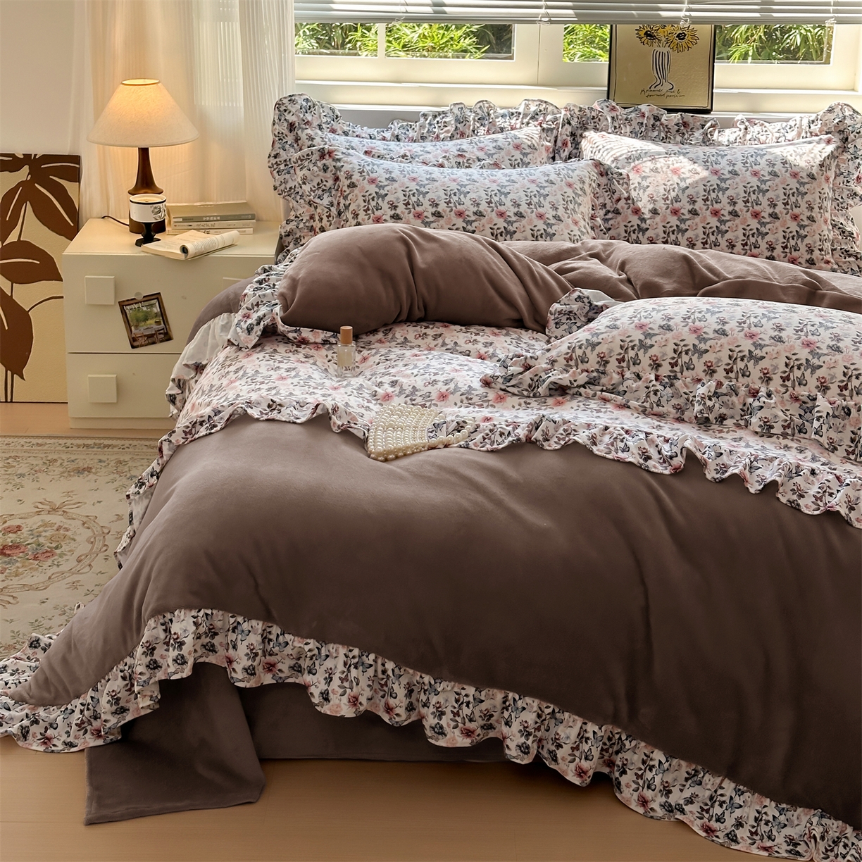 91家纺网 家纺一手货源 找家纺 兰紫橙家纺 2025新款印花蝴蝶花边款牛奶绒四件套 花边款-摩卡棕