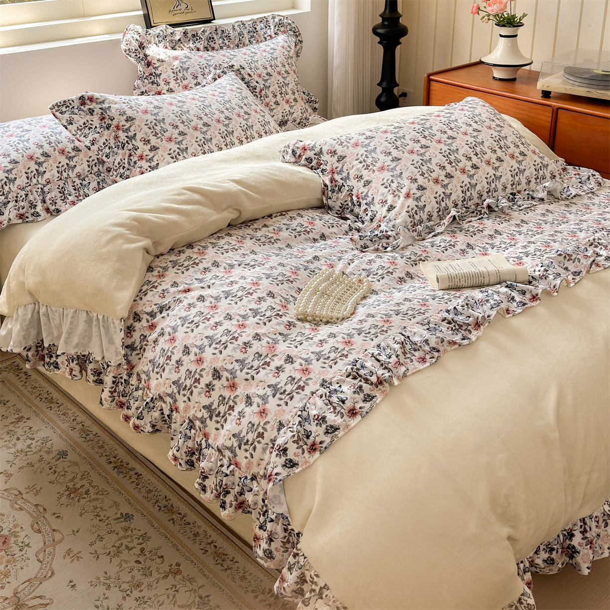 91家纺网 家纺一手货源 找家纺 兰紫橙家纺 2025新款印花蝴蝶花边款牛奶绒四件套 花边款-奶昔白