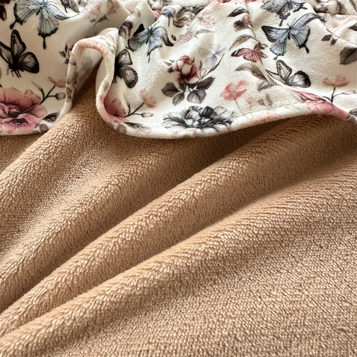 91家纺网 家纺一手货源 找家纺 兰紫橙家纺 2025新款印花蝴蝶花边款牛奶绒四件套 花边款-奶油驼