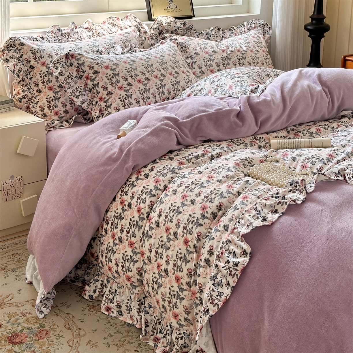 91家纺网 家纺一手货源 找家纺 兰紫橙家纺 2025新款印花蝴蝶花边款牛奶绒四件套 花边款-罗兰紫