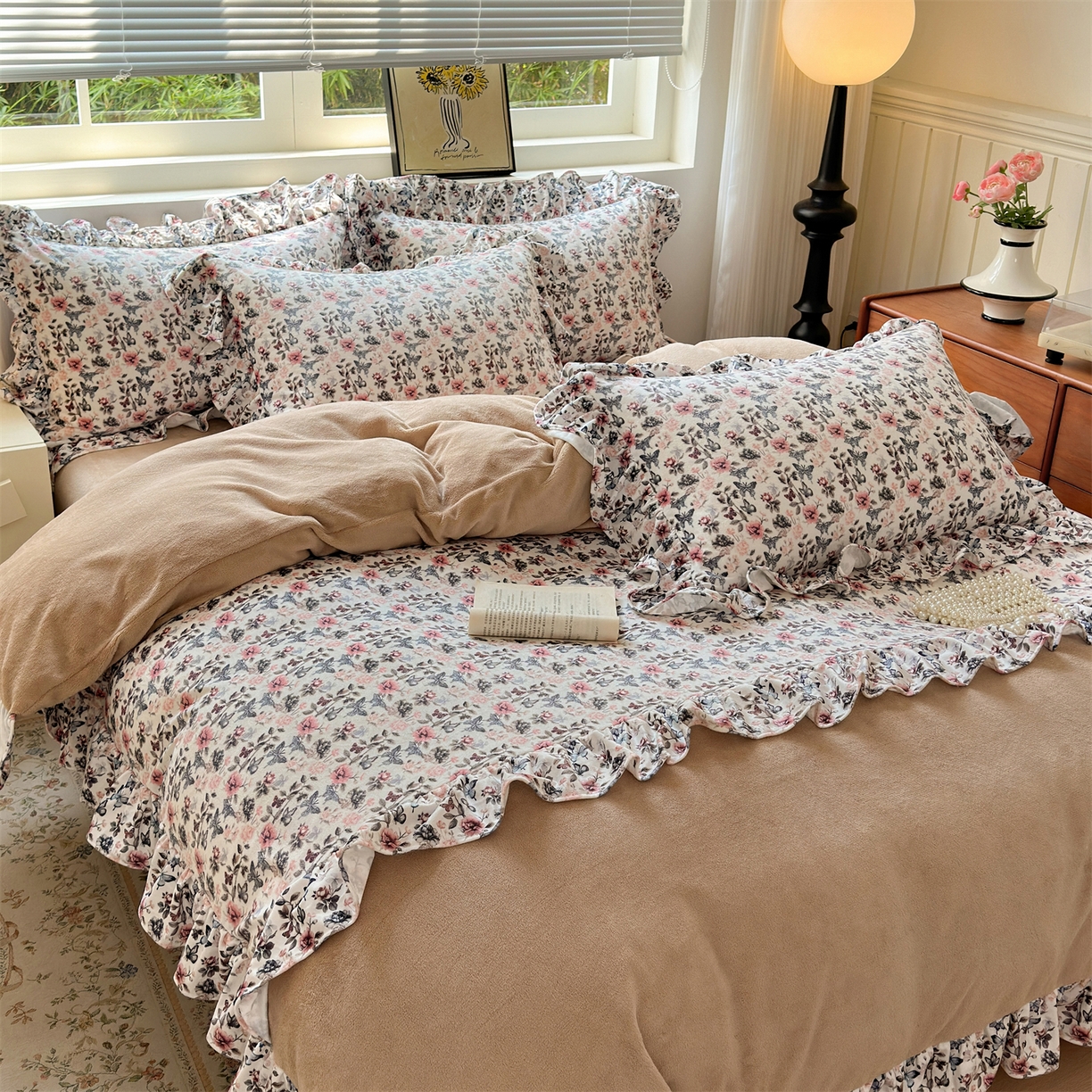 91家纺网 家纺一手货源 找家纺 兰紫橙家纺 2025新款印花蝴蝶花边款牛奶绒四件套 花边款-奶油驼