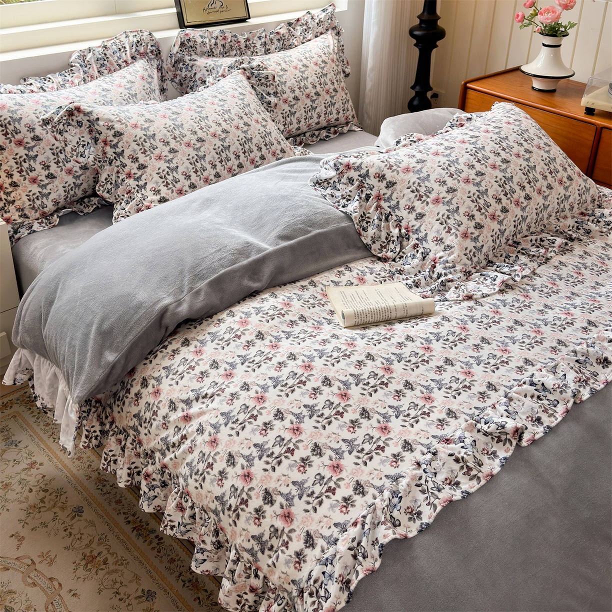 91家纺网 家纺一手货源 找家纺 兰紫橙家纺 2025新款印花蝴蝶花边款牛奶绒四件套 花边款-绅士灰