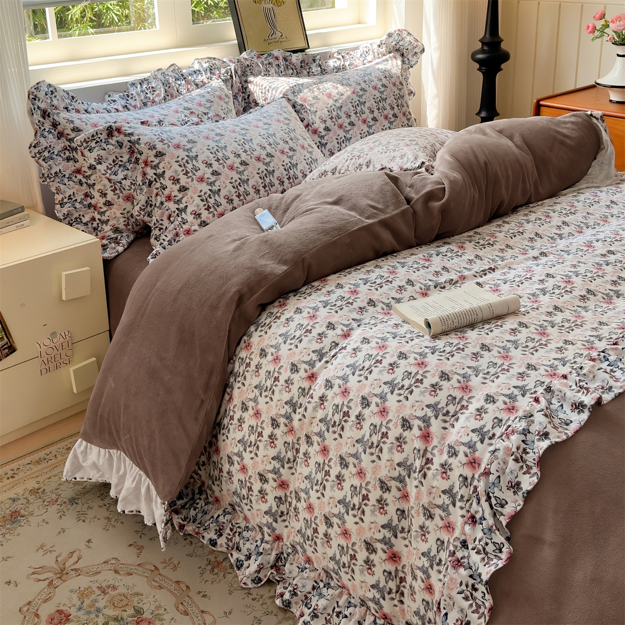 91家纺网 家纺一手货源 找家纺 兰紫橙家纺 2025新款印花蝴蝶花边款牛奶绒四件套 花边款-摩卡棕