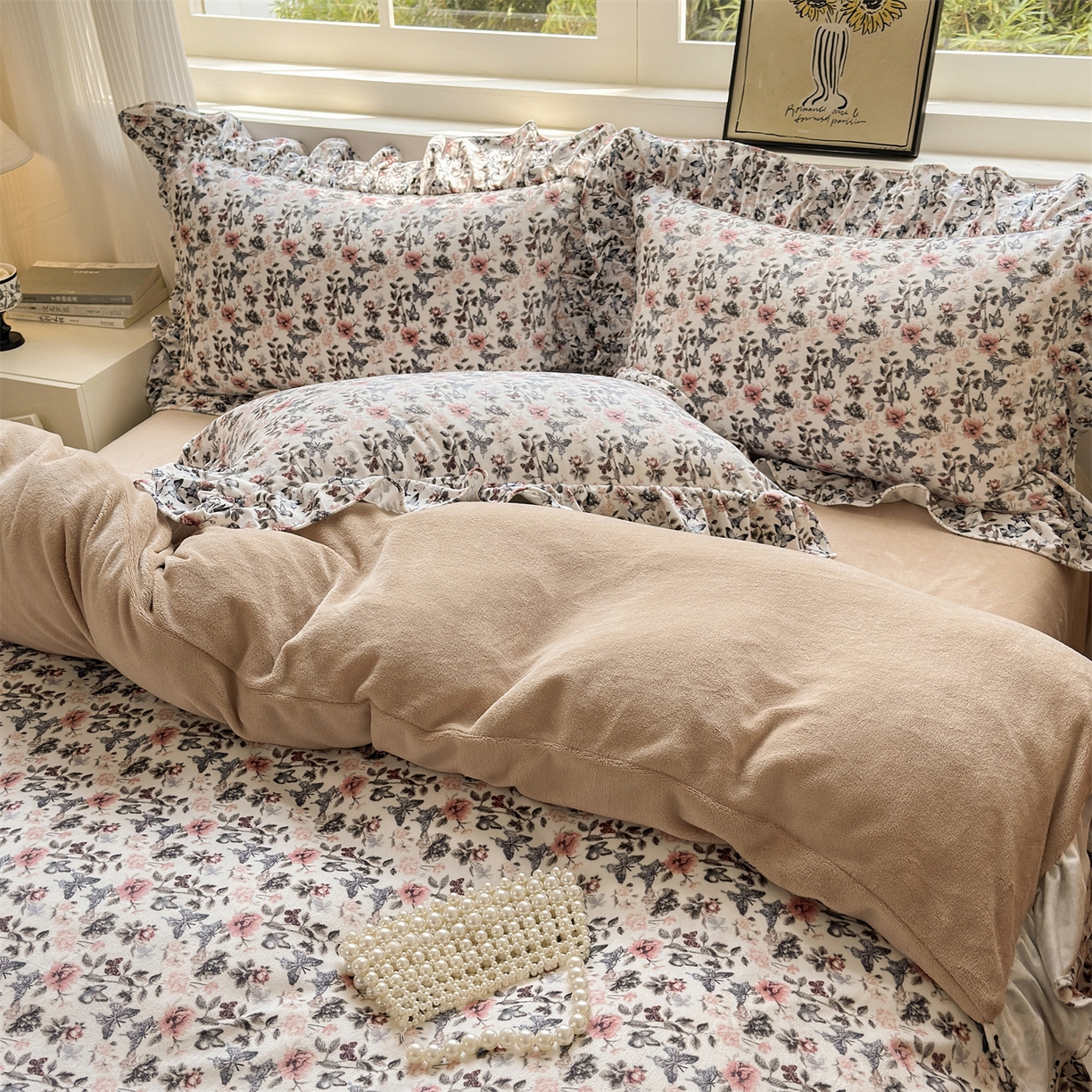 91家纺网 家纺一手货源 找家纺 兰紫橙家纺 2025新款印花蝴蝶花边款牛奶绒四件套 花边款-奶油驼