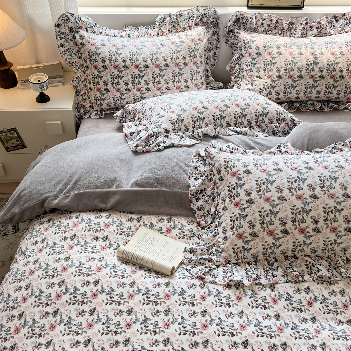 91家纺网 家纺一手货源 找家纺 兰紫橙家纺 2025新款印花蝴蝶花边款牛奶绒四件套 花边款-绅士灰