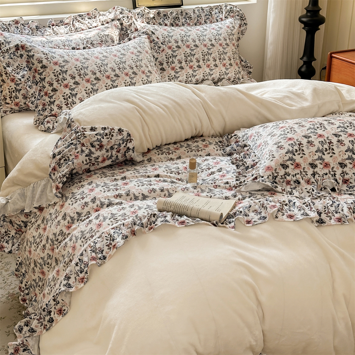 91家纺网 家纺一手货源 找家纺 兰紫橙家纺 2025新款印花蝴蝶花边款牛奶绒四件套 花边款-奶昔白