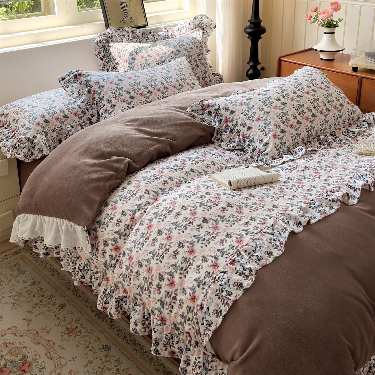 91家纺网 家纺一手货源 找家纺 兰紫橙家纺 2025新款印花蝴蝶花边款牛奶绒四件套 花边款-摩卡棕