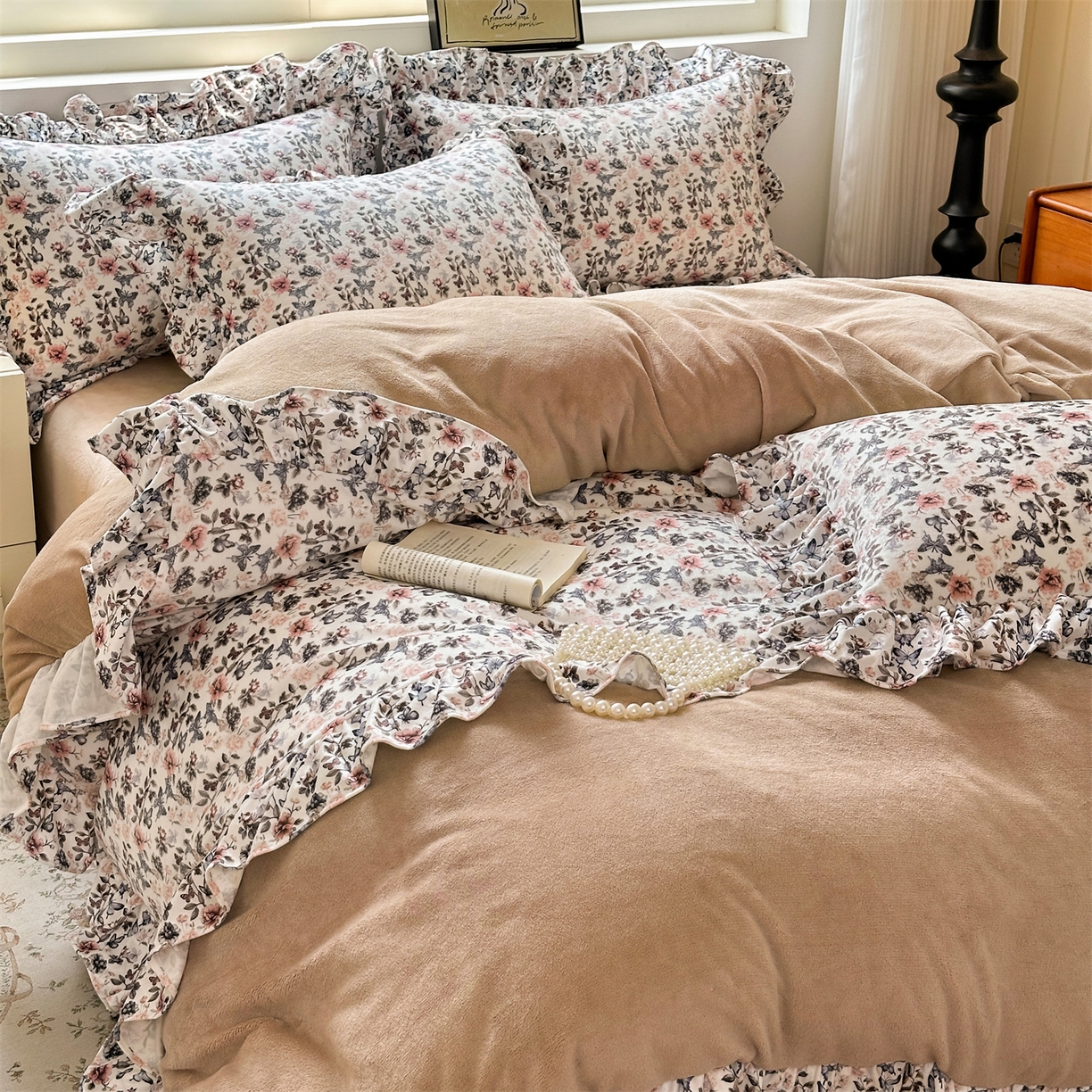 91家纺网 家纺一手货源 找家纺 兰紫橙家纺 2025新款印花蝴蝶花边款牛奶绒四件套 花边款-奶油驼