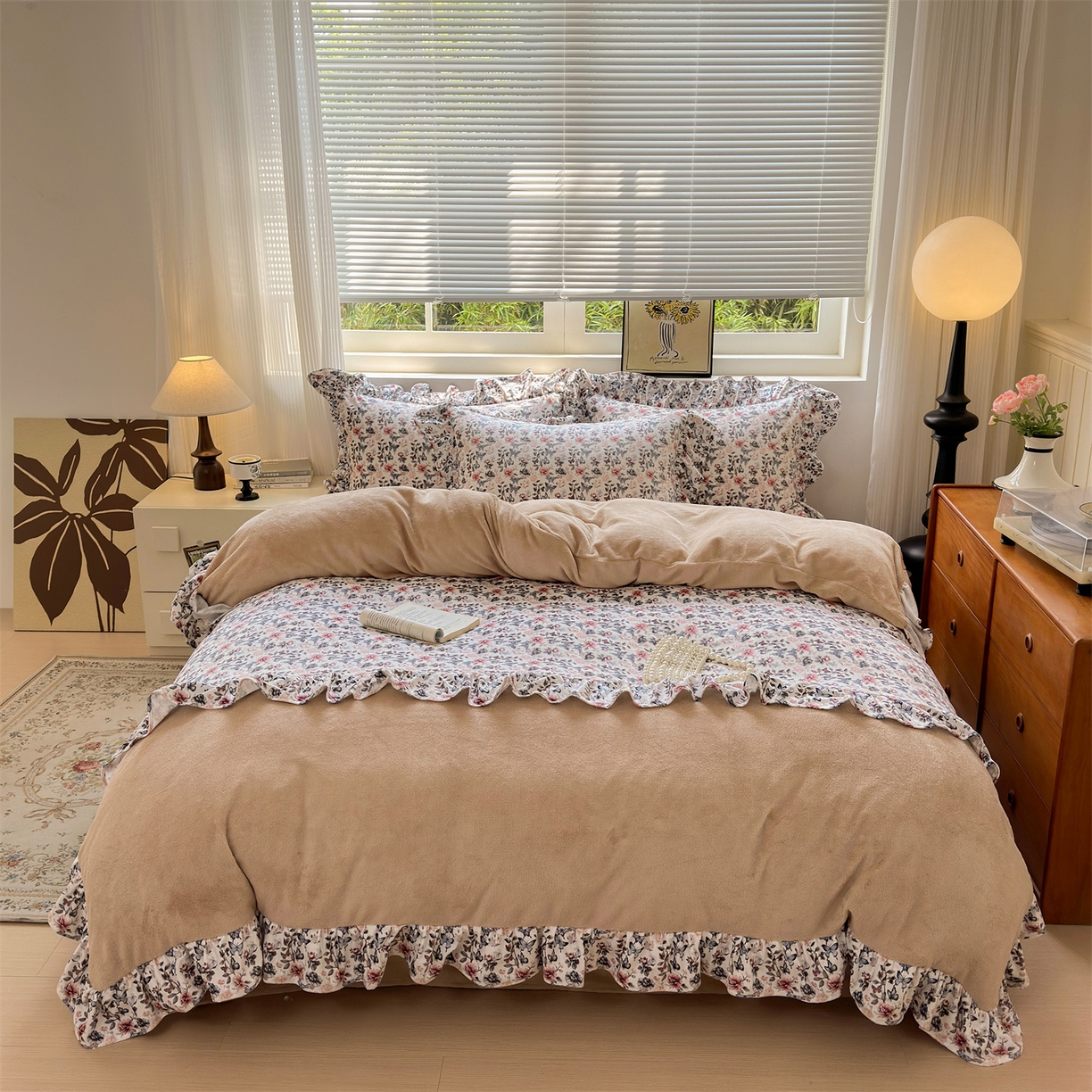 91家纺网 家纺一手货源 找家纺 兰紫橙家纺 2025新款印花蝴蝶花边款牛奶绒四件套 花边款-奶油驼