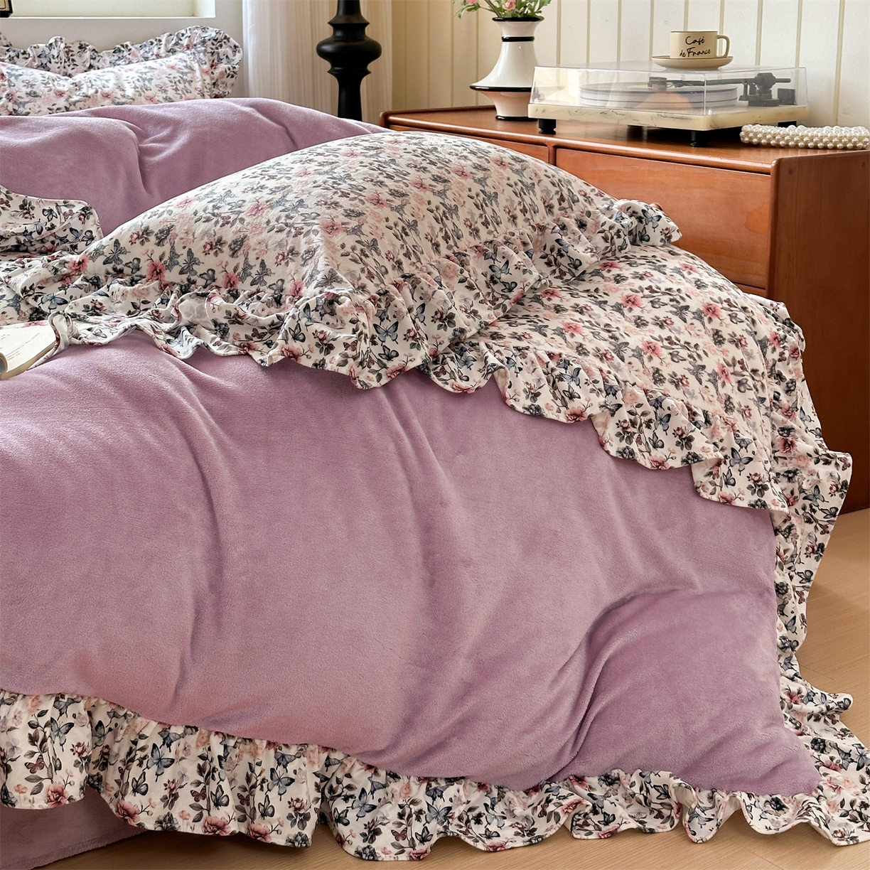 91家纺网 家纺一手货源 找家纺 兰紫橙家纺 2025新款印花蝴蝶花边款牛奶绒四件套 花边款-罗兰紫