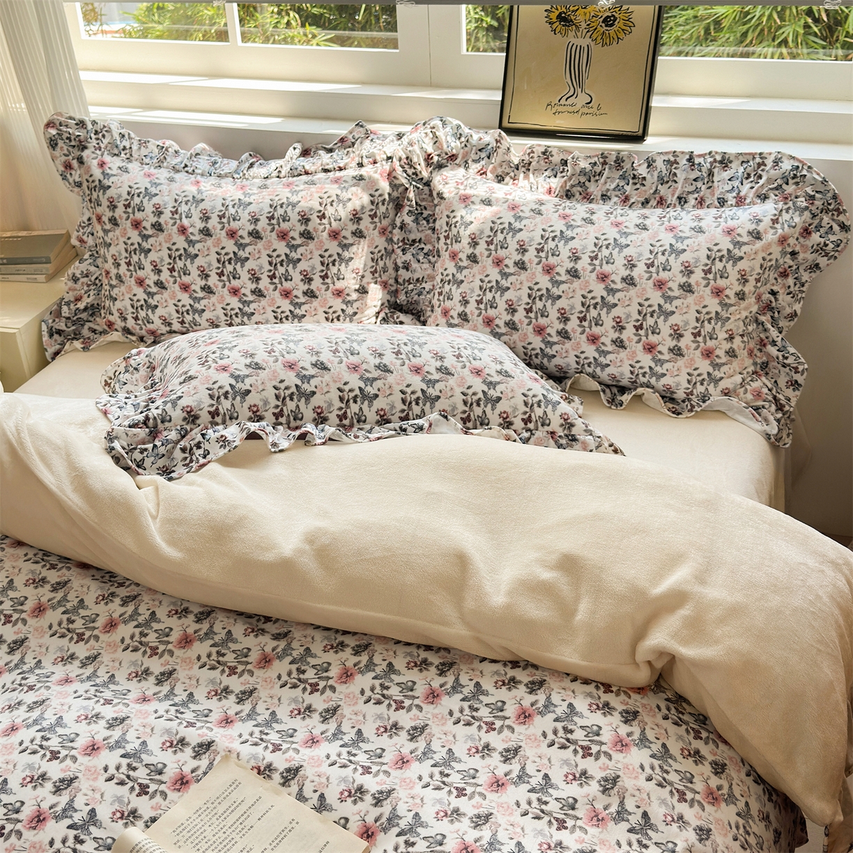 91家纺网 家纺一手货源 找家纺 兰紫橙家纺 2025新款印花蝴蝶花边款牛奶绒四件套 花边款-奶昔白