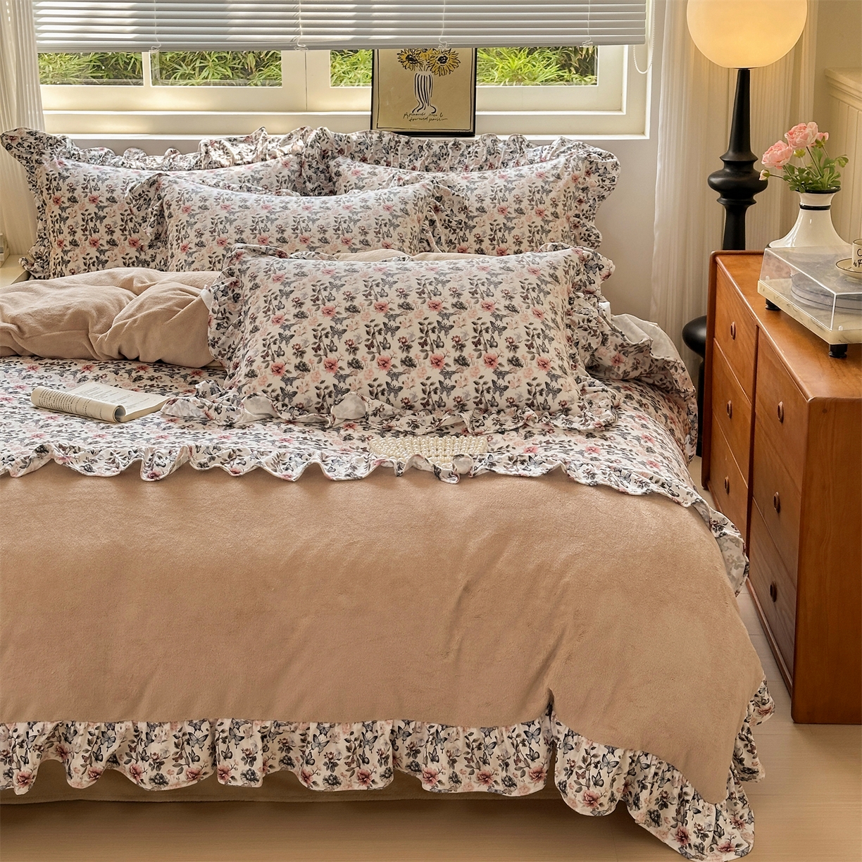 91家纺网 家纺一手货源 找家纺 兰紫橙家纺 2025新款印花蝴蝶花边款牛奶绒四件套 花边款-奶油驼