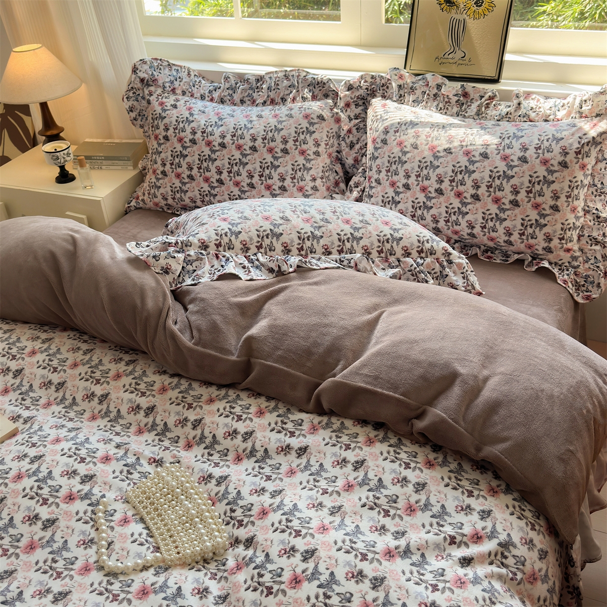 91家纺网 家纺一手货源 找家纺 兰紫橙家纺 2025新款印花蝴蝶花边款牛奶绒四件套 花边款-摩卡棕