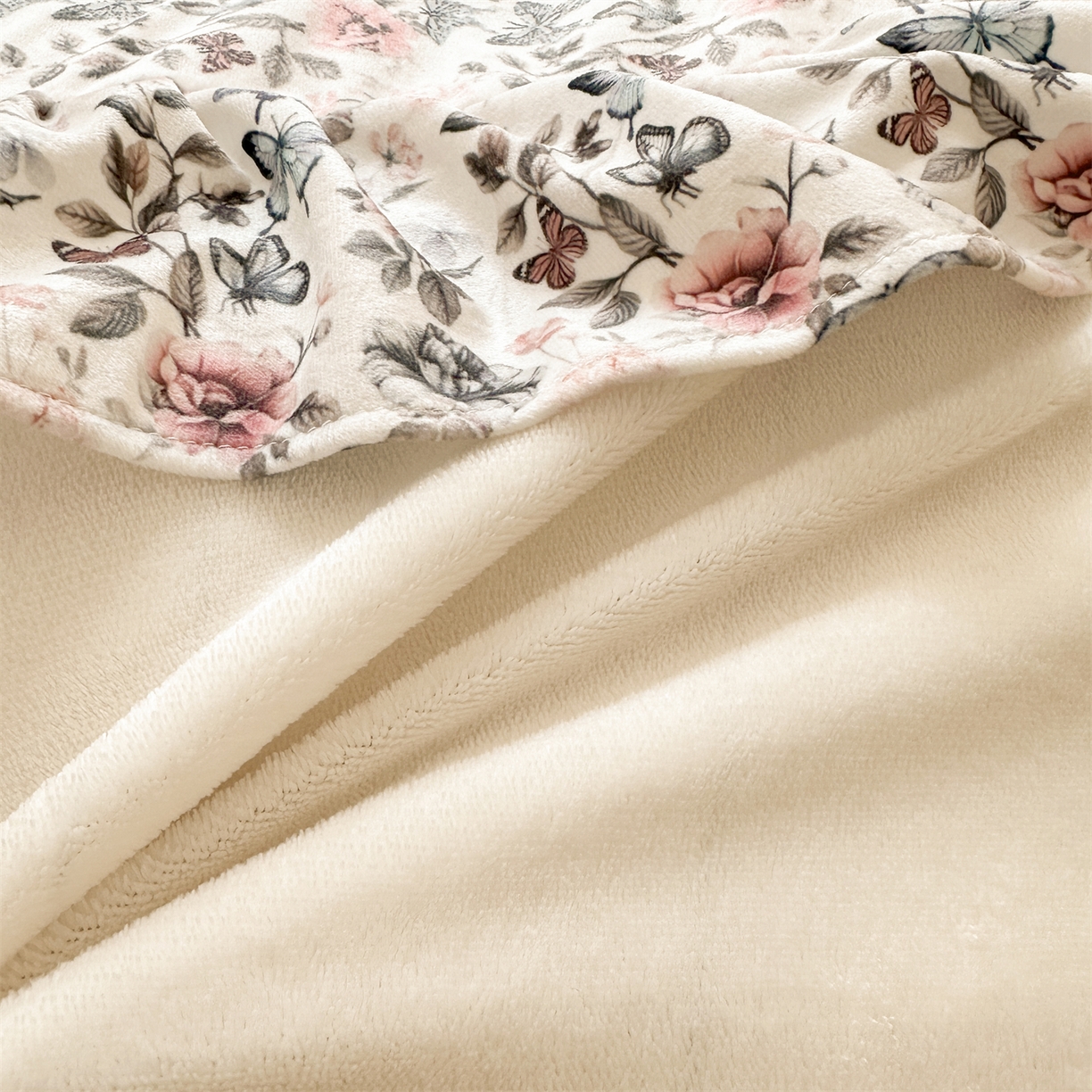 91家纺网 家纺一手货源 找家纺 兰紫橙家纺 2025新款印花蝴蝶花边款牛奶绒四件套 花边款-奶昔白