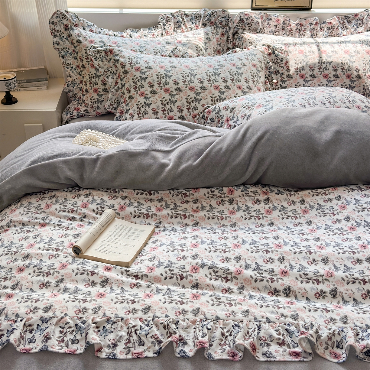 91家纺网 家纺一手货源 找家纺 兰紫橙家纺 2025新款印花蝴蝶花边款牛奶绒四件套 花边款-绅士灰