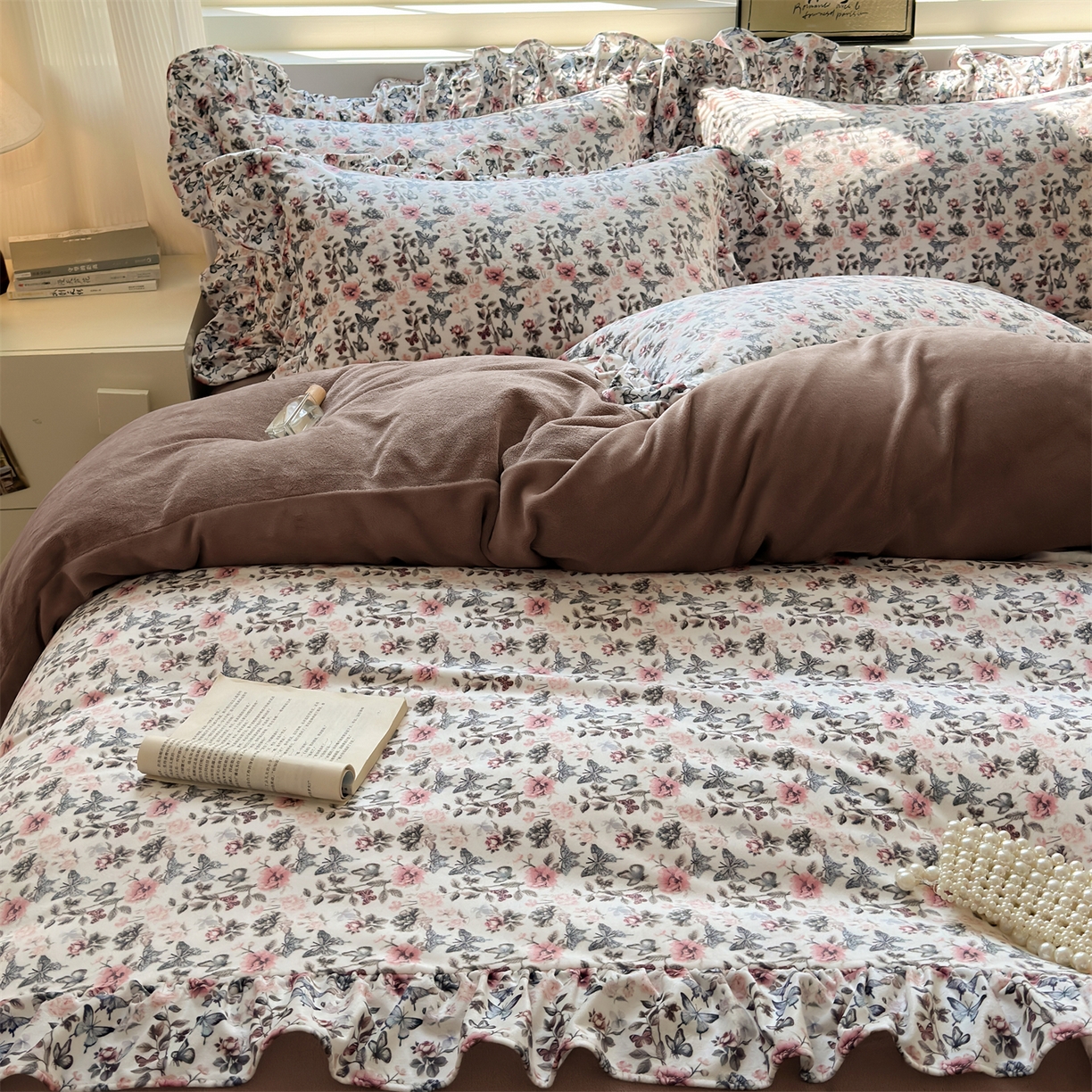 91家纺网 家纺一手货源 找家纺 兰紫橙家纺 2025新款印花蝴蝶花边款牛奶绒四件套 花边款-摩卡棕