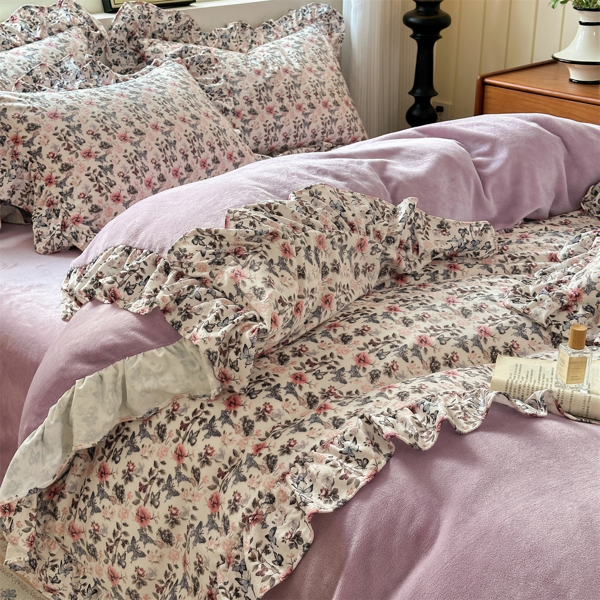 91家纺网 家纺一手货源 找家纺 兰紫橙家纺 2025新款印花蝴蝶花边款牛奶绒四件套 花边款-罗兰紫