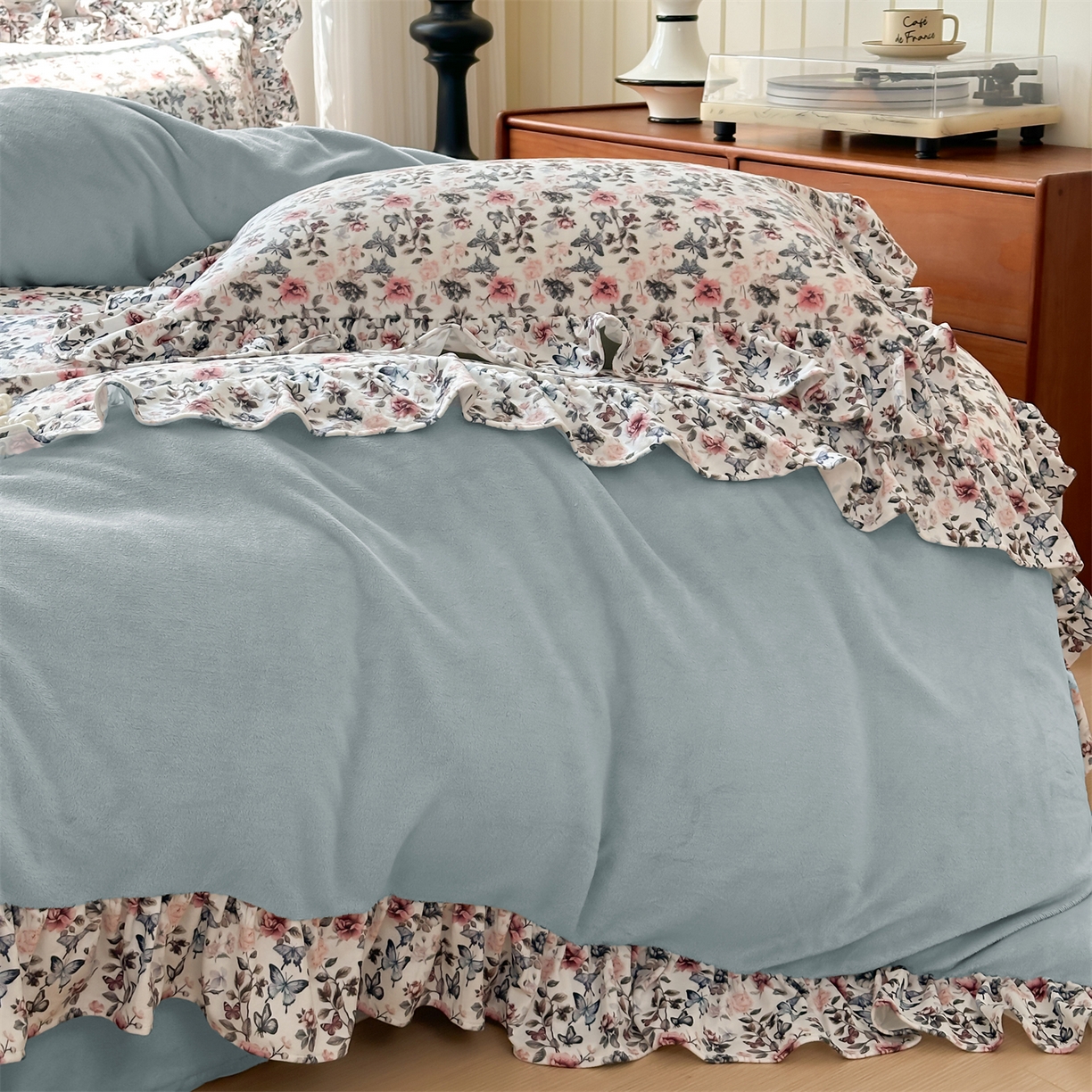 91家纺网 家纺一手货源 找家纺 兰紫橙家纺 2025新款印花蝴蝶花边款牛奶绒四件套 花边款-天空蓝