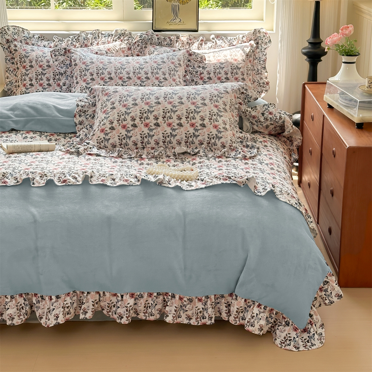 91家纺网 家纺一手货源 找家纺 兰紫橙家纺 2025新款印花蝴蝶花边款牛奶绒四件套 花边款-天空蓝