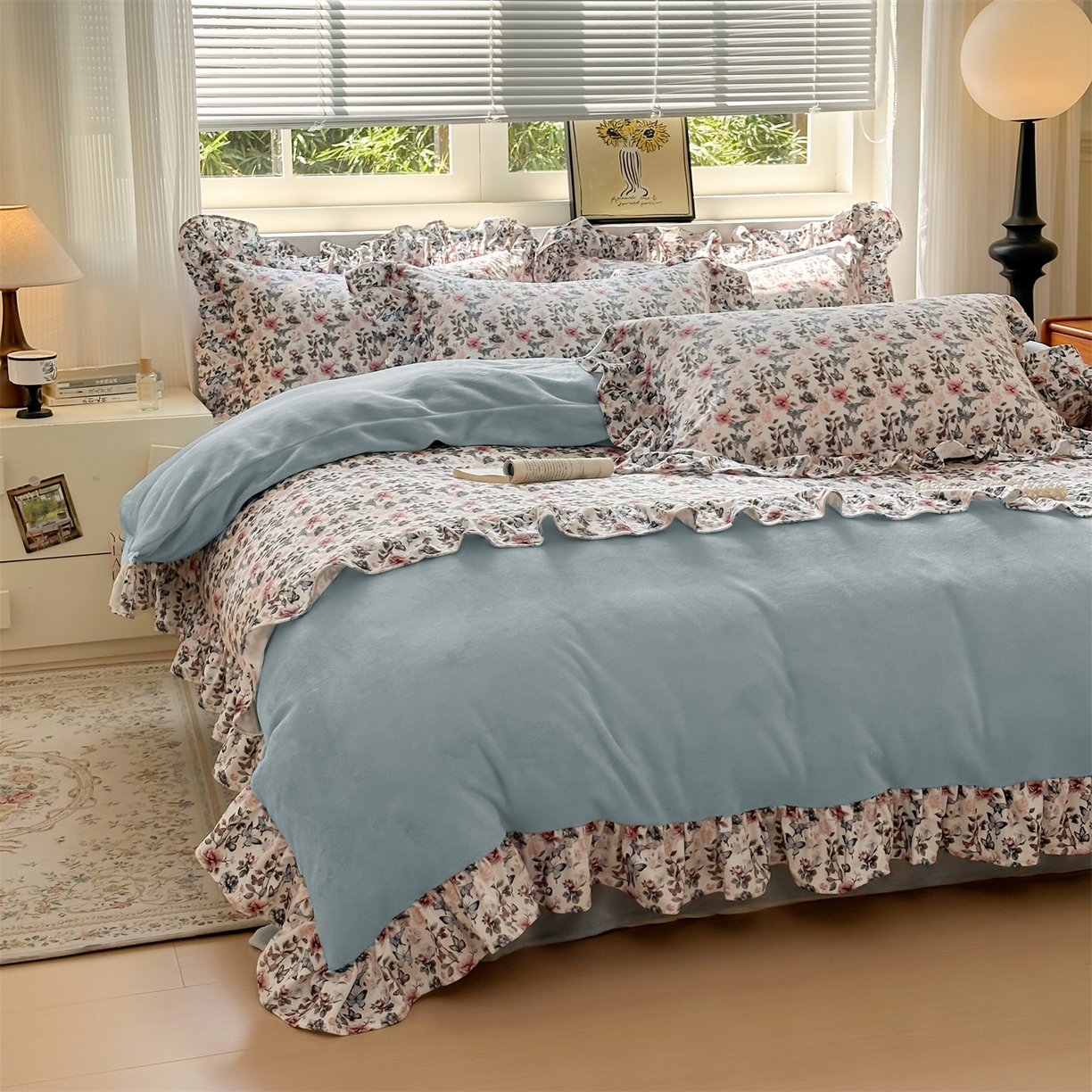 91家纺网 家纺一手货源 找家纺 兰紫橙家纺 2025新款印花蝴蝶花边款牛奶绒四件套 花边款-天空蓝