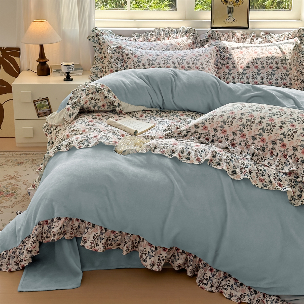 91家纺网 家纺一手货源 找家纺 兰紫橙家纺 2025新款印花蝴蝶花边款牛奶绒四件套 花边款-天空蓝