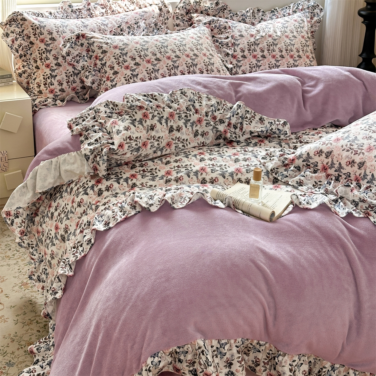 91家纺网 家纺一手货源 找家纺 兰紫橙家纺 2025新款印花蝴蝶花边款牛奶绒四件套 花边款-罗兰紫