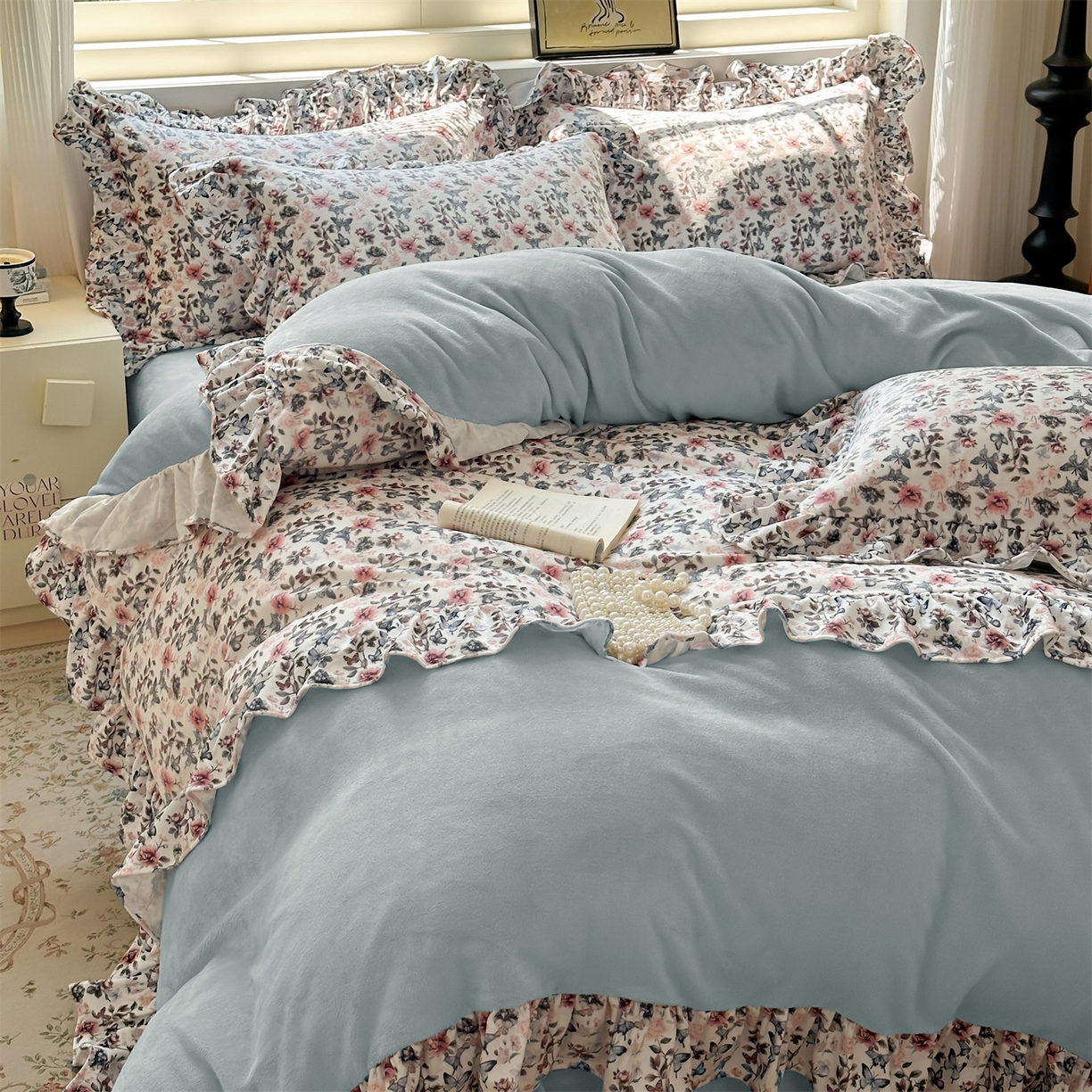 91家纺网 家纺一手货源 找家纺 兰紫橙家纺 2025新款印花蝴蝶花边款牛奶绒四件套 花边款-天空蓝