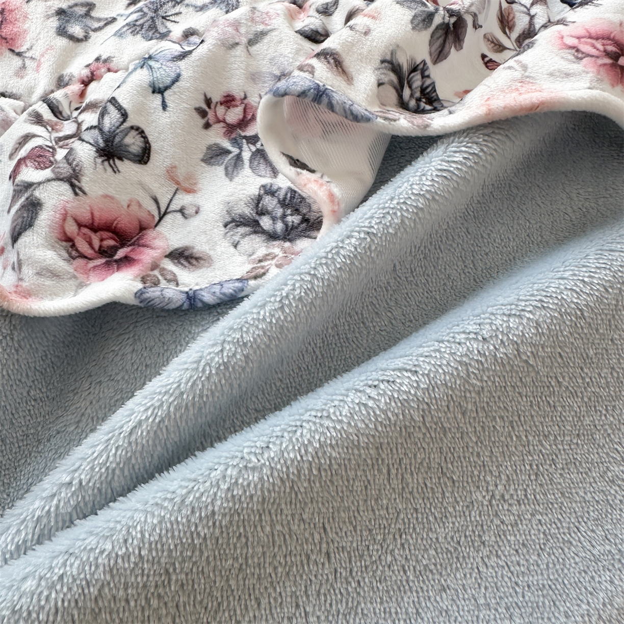 91家纺网 家纺一手货源 找家纺 兰紫橙家纺 2025新款印花蝴蝶花边款牛奶绒四件套 花边款-天空蓝