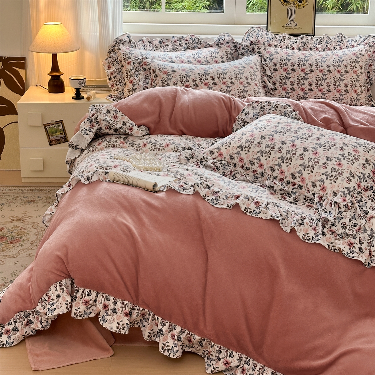 91家纺网 家纺一手货源 找家纺 兰紫橙家纺 2025新款印花蝴蝶花边款牛奶绒四件套 花边款-星柚粉