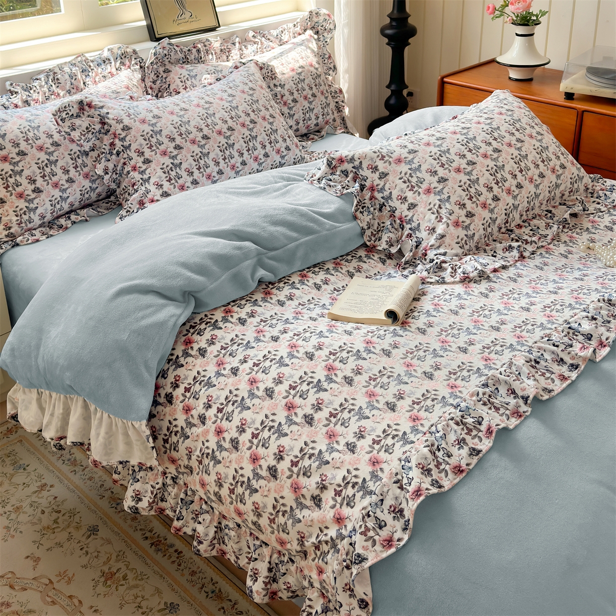 91家纺网 家纺一手货源 找家纺 兰紫橙家纺 2025新款印花蝴蝶花边款牛奶绒四件套 花边款-天空蓝