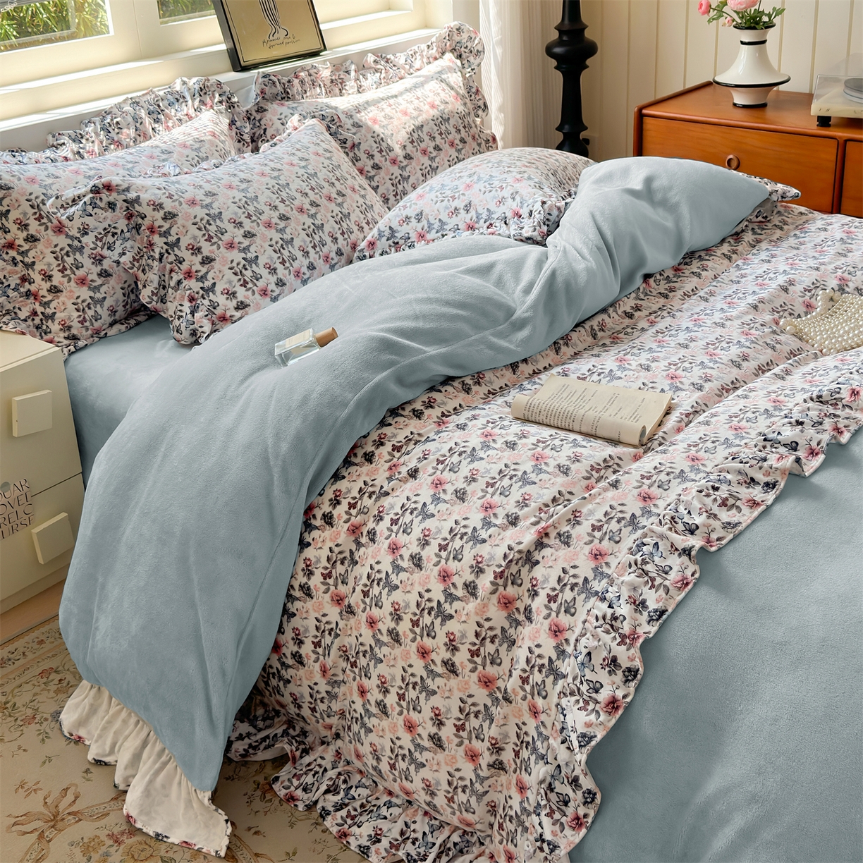 91家纺网 家纺一手货源 找家纺 兰紫橙家纺 2025新款印花蝴蝶花边款牛奶绒四件套 花边款-天空蓝