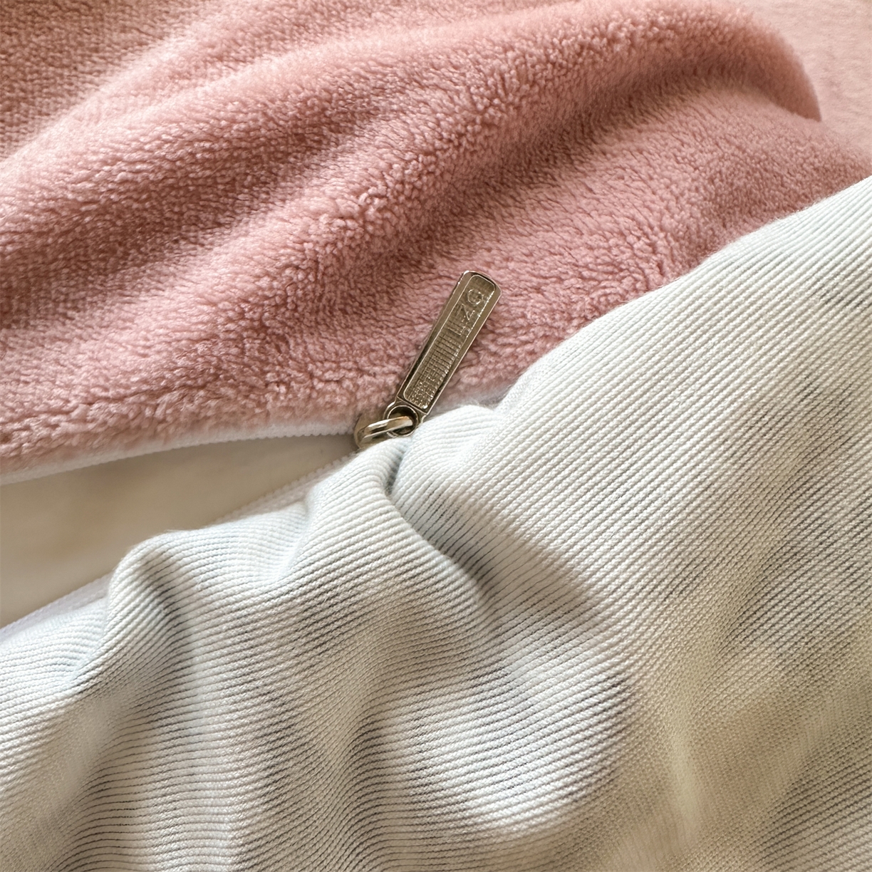 91家纺网 家纺一手货源 找家纺 兰紫橙家纺 2025新款印花蝴蝶花边款牛奶绒四件套 花边款-星柚粉