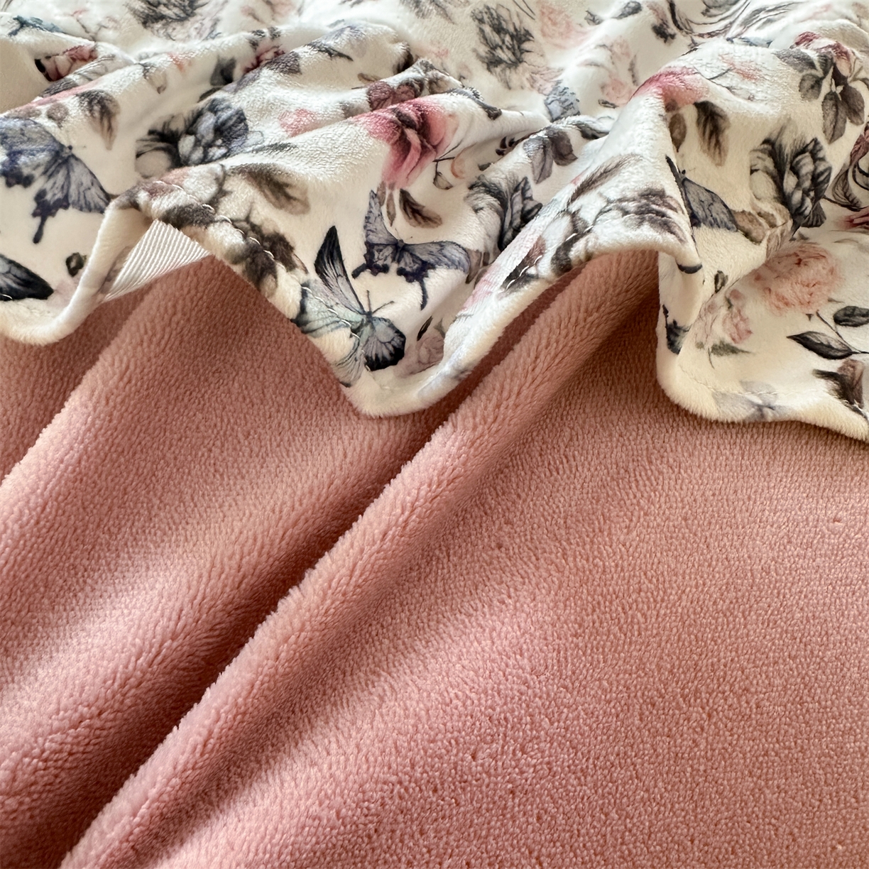 91家纺网 家纺一手货源 找家纺 兰紫橙家纺 2025新款印花蝴蝶花边款牛奶绒四件套 花边款-星柚粉