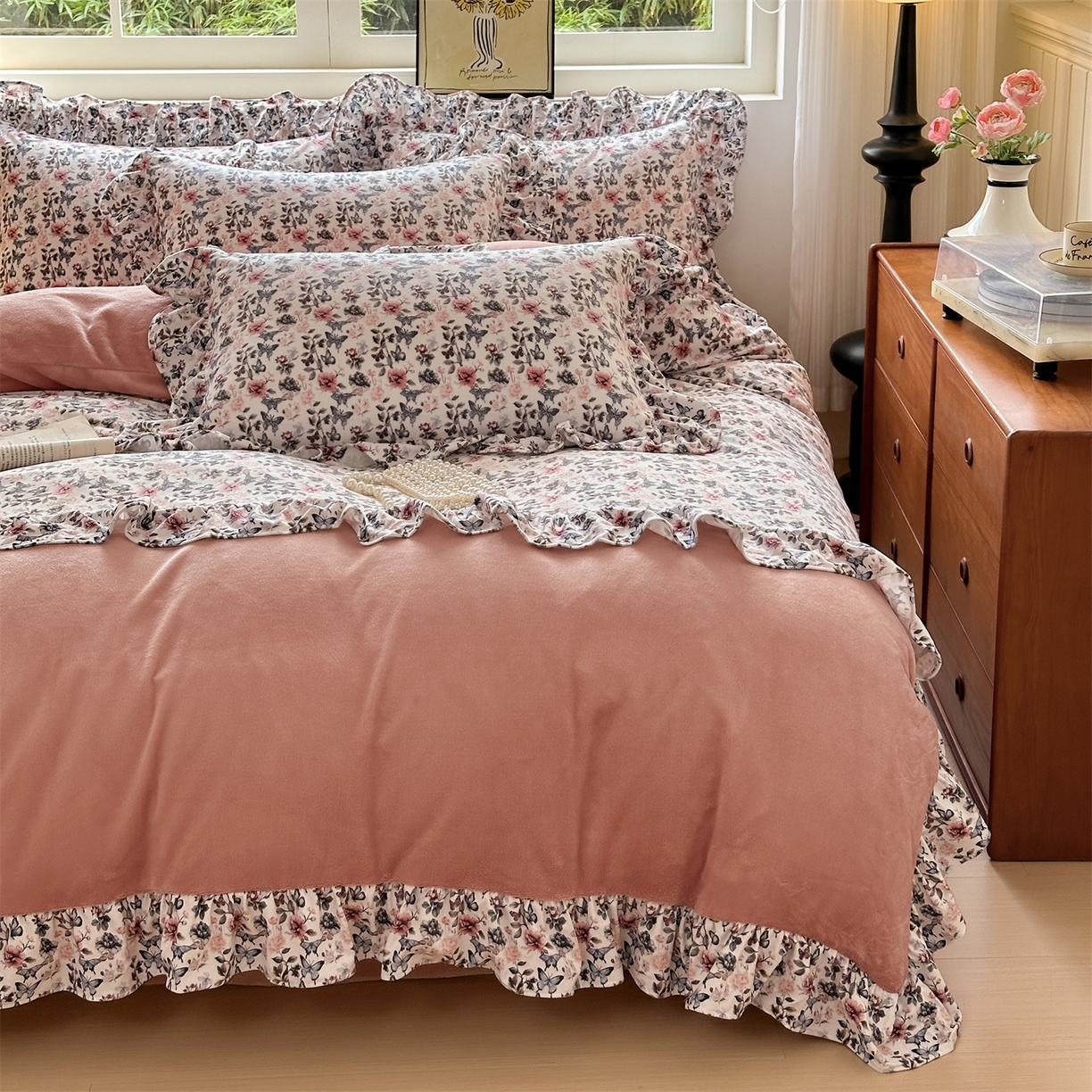 91家纺网 家纺一手货源 找家纺 兰紫橙家纺 2025新款印花蝴蝶花边款牛奶绒四件套 花边款-星柚粉