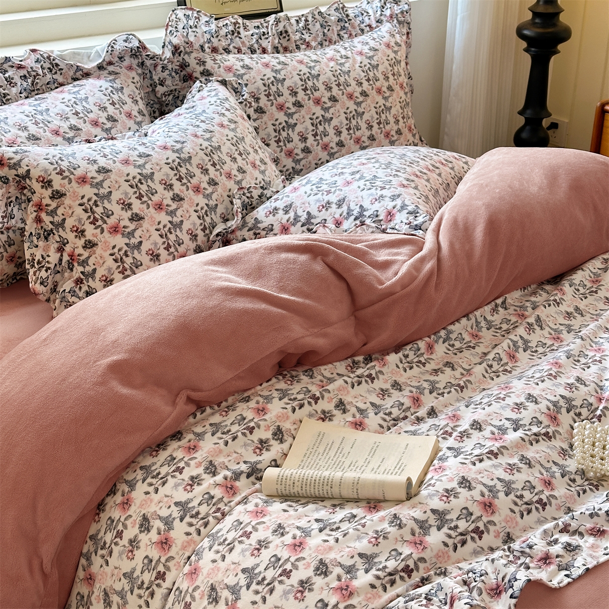 91家纺网 家纺一手货源 找家纺 兰紫橙家纺 2025新款印花蝴蝶花边款牛奶绒四件套 花边款-星柚粉