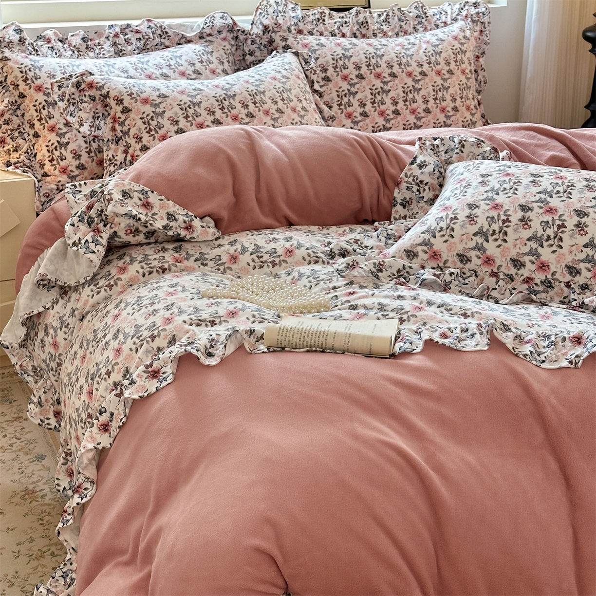 91家纺网 家纺一手货源 找家纺 兰紫橙家纺 2025新款印花蝴蝶花边款牛奶绒四件套 花边款-星柚粉