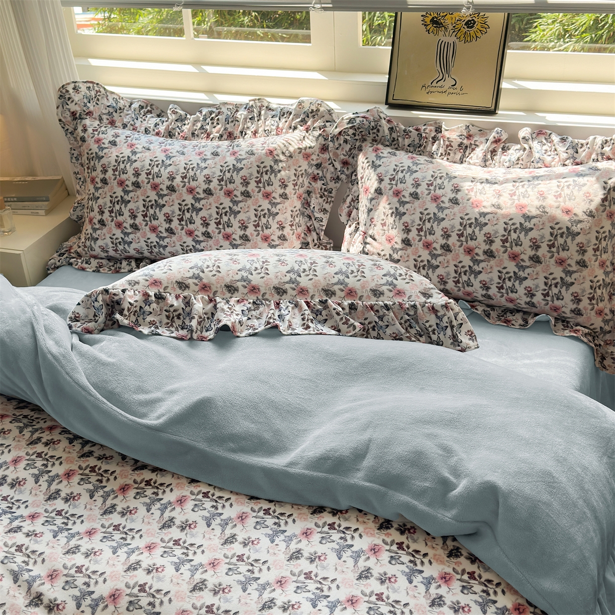 91家纺网 家纺一手货源 找家纺 兰紫橙家纺 2025新款印花蝴蝶花边款牛奶绒四件套 花边款-天空蓝