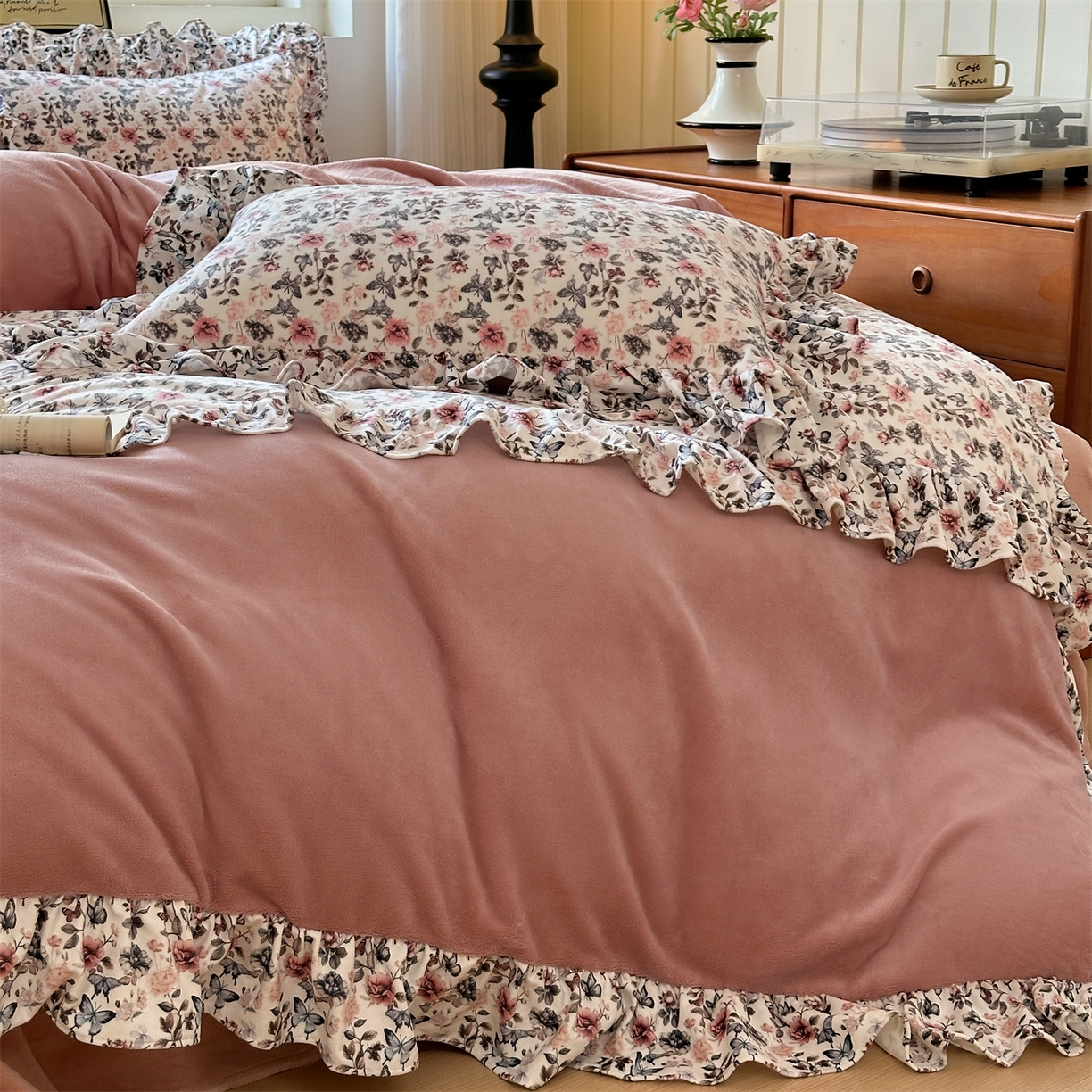 91家纺网 家纺一手货源 找家纺 兰紫橙家纺 2025新款印花蝴蝶花边款牛奶绒四件套 花边款-星柚粉