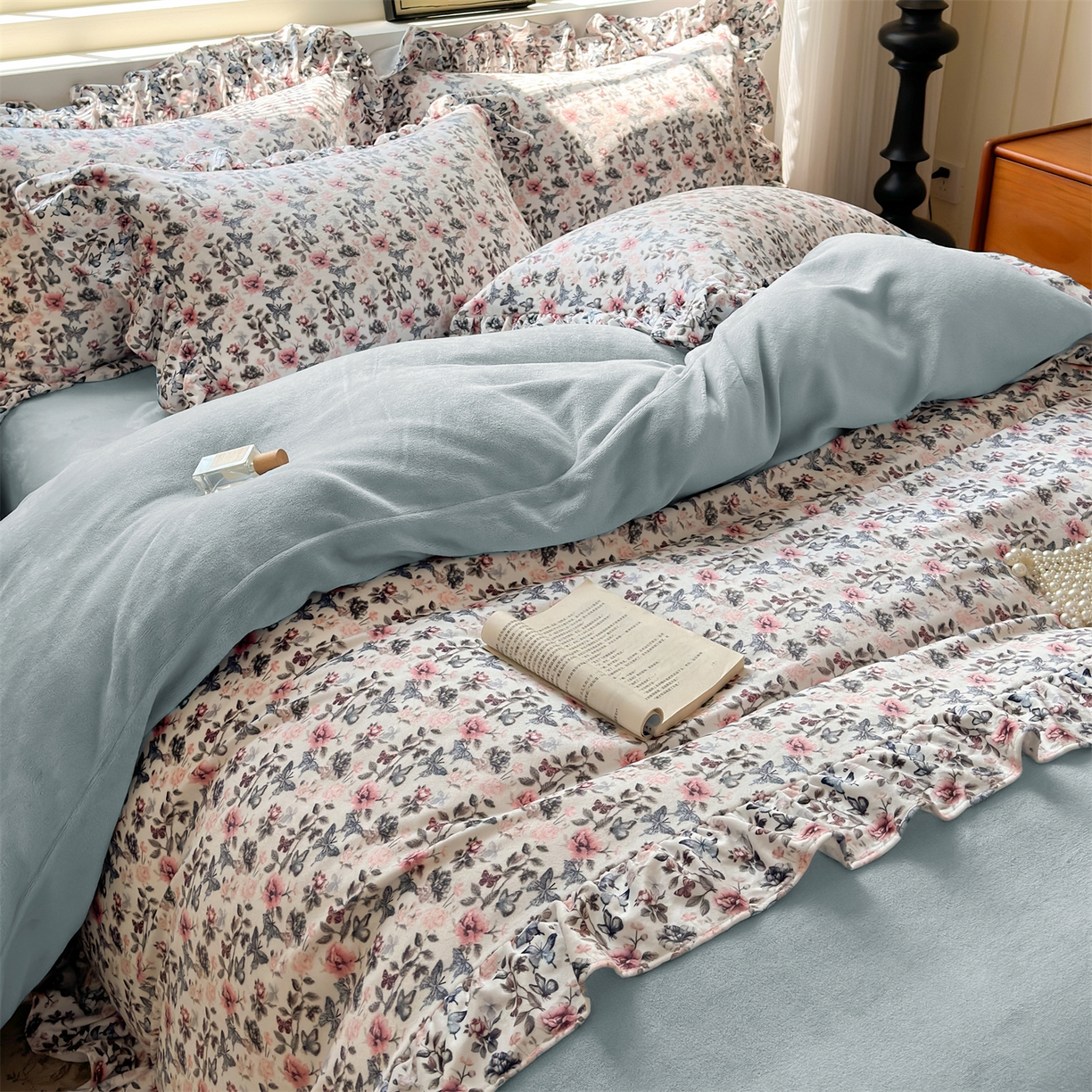 91家纺网 家纺一手货源 找家纺 兰紫橙家纺 2025新款印花蝴蝶花边款牛奶绒四件套 花边款-天空蓝