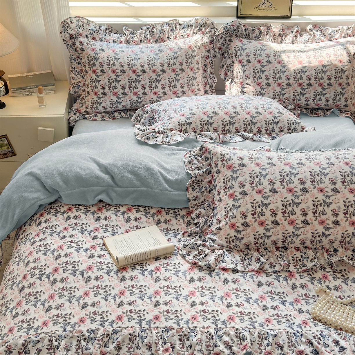 91家纺网 家纺一手货源 找家纺 兰紫橙家纺 2025新款印花蝴蝶花边款牛奶绒四件套 花边款-天空蓝