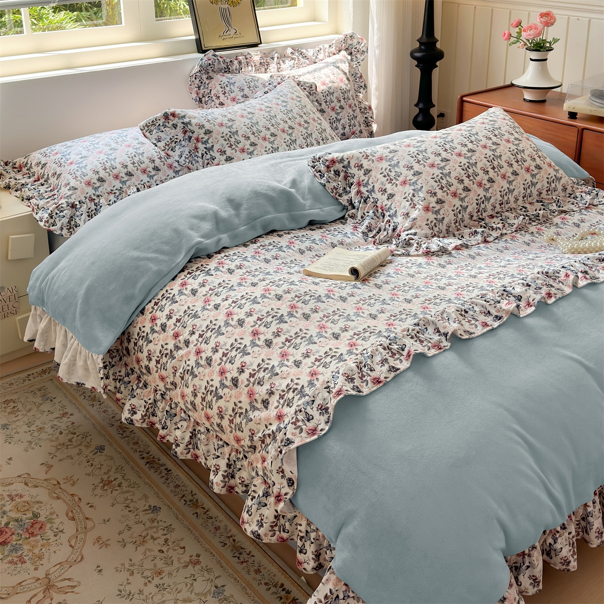 91家纺网 家纺一手货源 找家纺 兰紫橙家纺 2025新款印花蝴蝶花边款牛奶绒四件套 花边款-天空蓝