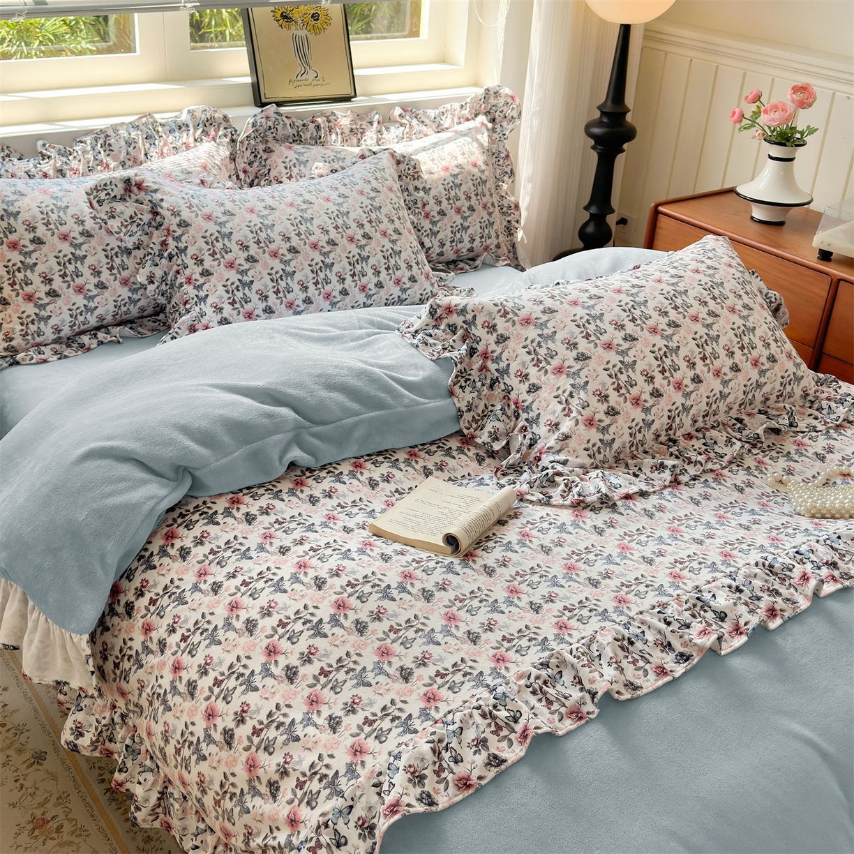 91家纺网 家纺一手货源 找家纺 兰紫橙家纺 2025新款印花蝴蝶花边款牛奶绒四件套 花边款-天空蓝