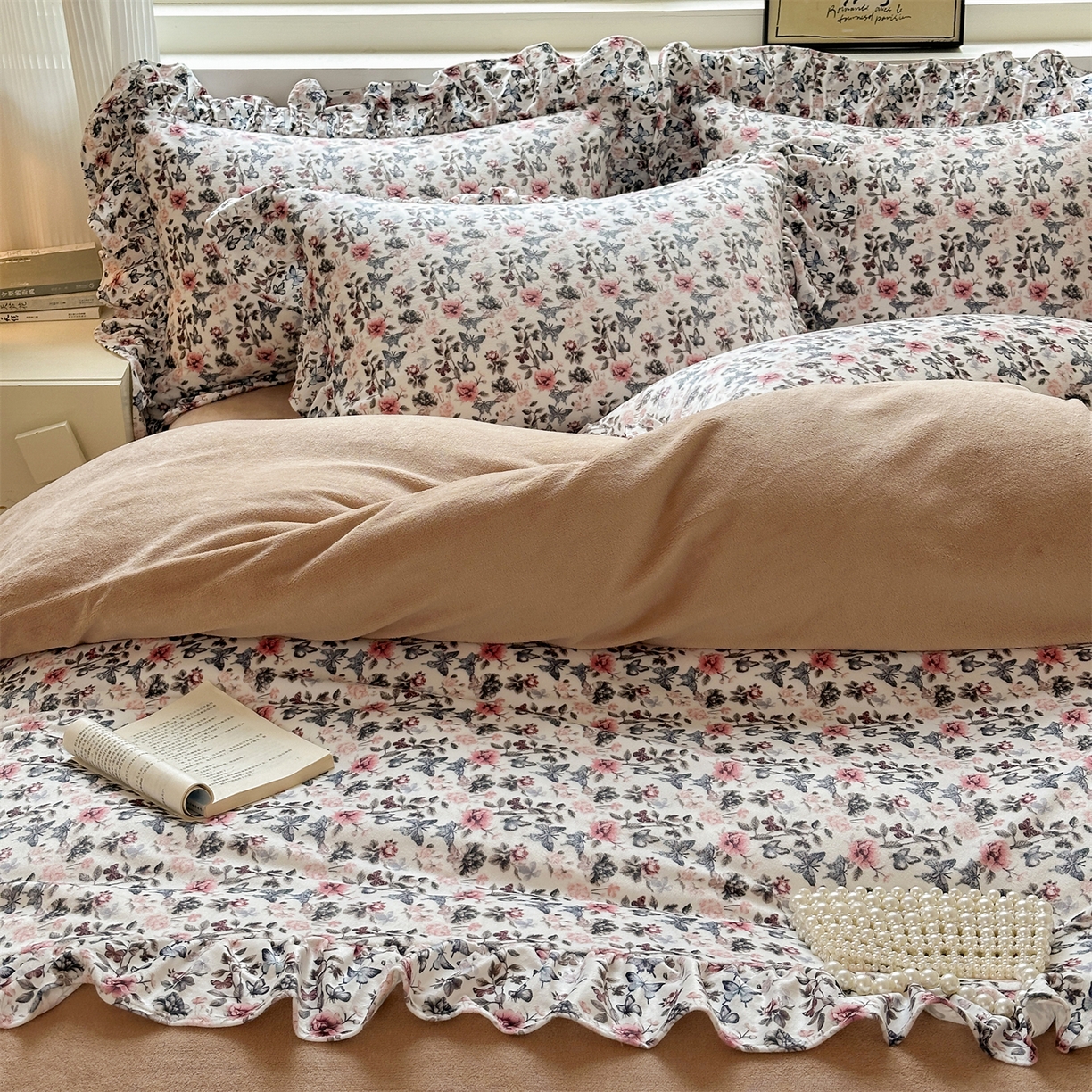 91家纺网 家纺一手货源 找家纺 兰紫橙家纺 2025新款印花蝴蝶花边款牛奶绒四件套 花边款-奶油驼