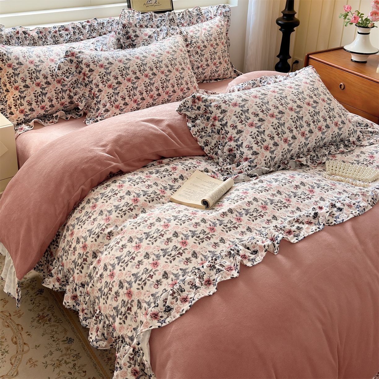 91家纺网 家纺一手货源 找家纺 兰紫橙家纺 2025新款印花蝴蝶花边款牛奶绒四件套 花边款-星柚粉